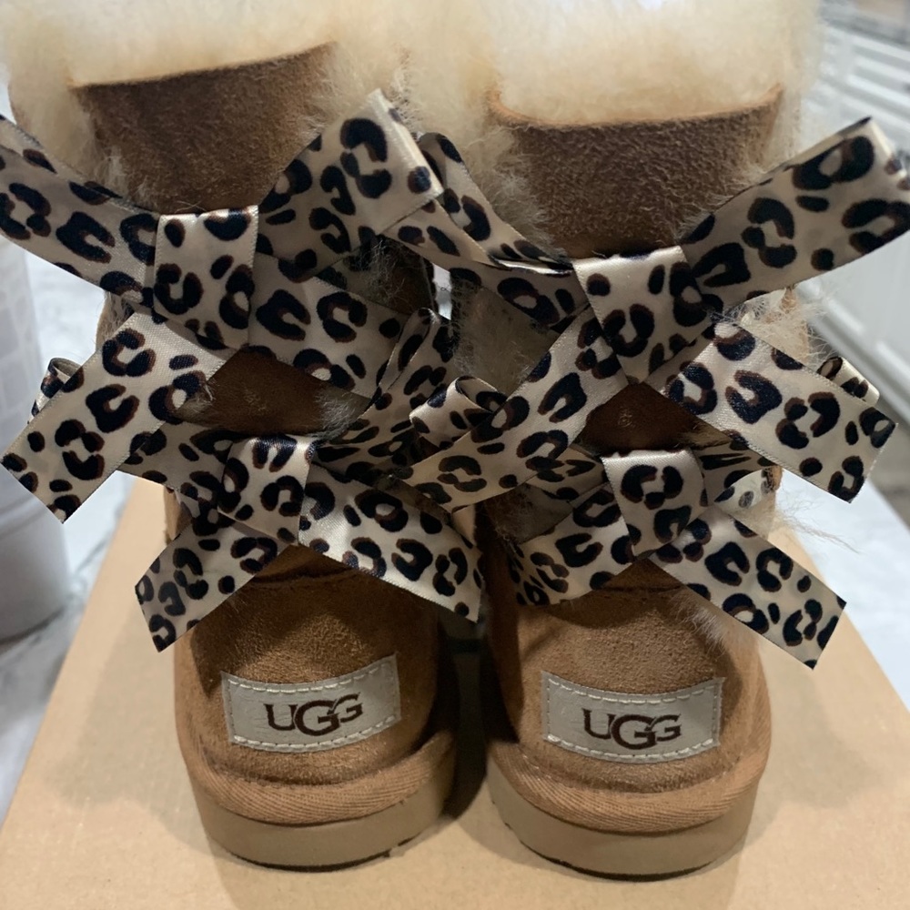 UGG kids boots size 13 with bow in Chestnut